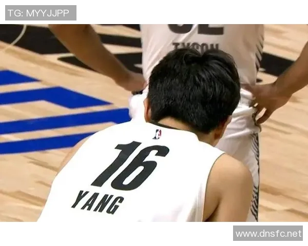 杨瀚森背身单打巧妙转身上篮轻松得分展现出色个人技术