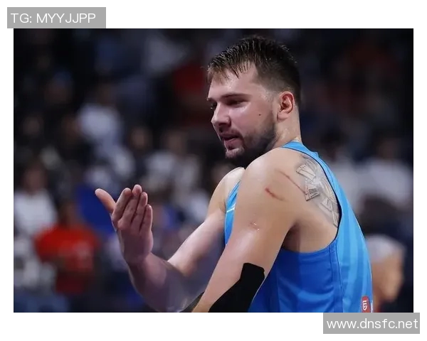 东契奇陷入重围 随手一抛打进加罚