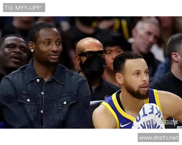 赢球你也高兴哈？库明加坐在场下 和队友开心互动